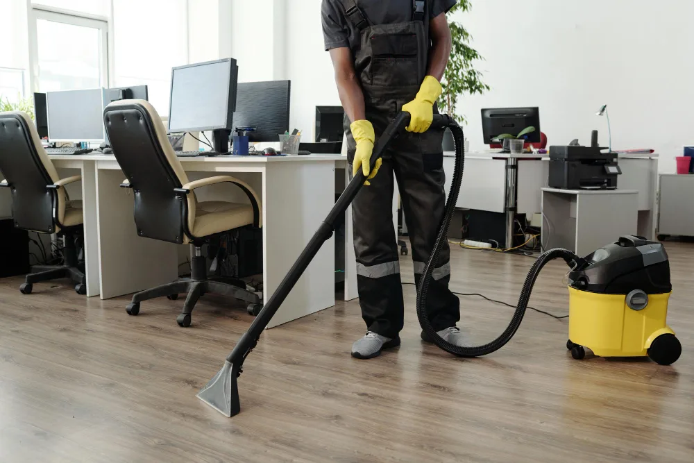 Reinigungswagen und Warnschild in einem leeren Büro