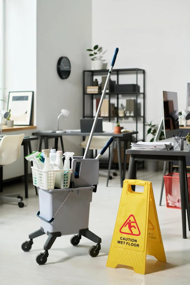 Reinigungsteam durch eine Glaswand im Büro gesehen